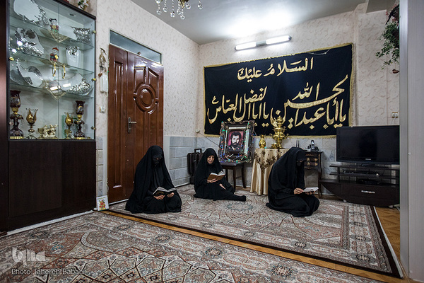 همسر شهید زین‌الدین معصومی می‌گوید ۳۰ سال است که مراسم روضه خانگی دارند در این دوسال که بیماری کرونا همه گیر شده است، به خاطر رعایت مساعل بهداشتی مراسم برگزار نمی‌کنند. 
او می‌گوید عزاداری در این دوران بسیار غریبانه برگزار می‌شود.
