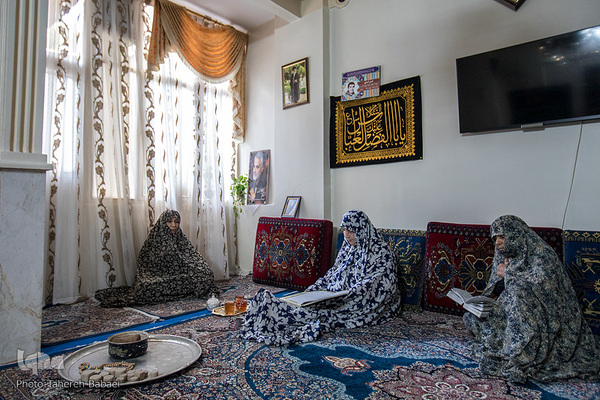 راضیه قره داغی هر سال ده روز روضه خانگی‌اش را برگزار می‌کند و امسال به دلیل شیوع ویروس کرونا، سه روز و به صورت محدود میزبان عزاداران سیدالشهدا بود.
 راضیه می‌گوید: کرونا هم خوب و هم بد است؛ چراکه این بیماری منحوس باعث بیداری ما نسبت به اعمال مان شد.

