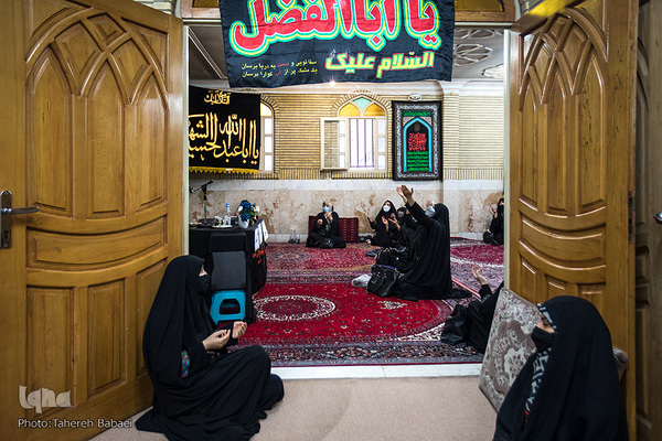 مسجد ابوذر فلاح سالهاست که میزبان مردم دیندار است؛ امسال به دلیل شیوع ویروس کرونا جمعی از بانوان فعال مسجد که در خانه مراسم برگزار می کردند، در  فضای بزرگ مسجد و با رعایت پروتکل های بهداشتی مراسم را برگزار کردند.
