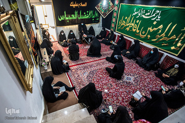 ۲۵سال است که در خانه سکینه قهرمان نژاد مراسم عزاداری سیدالشهدا برگزار می‌شود اما امسال به خاطر کرونا این مراسم محدودتر برگزار می‌شود .
