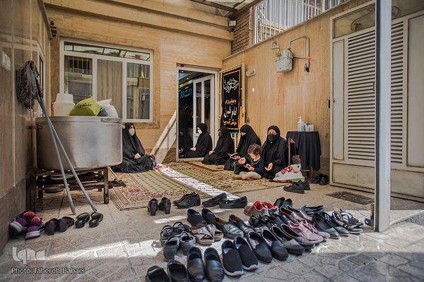 خانم‌ها به دلیل رعایت پروتکل‌های بهداشتی در حیاط نشسته‌اند.