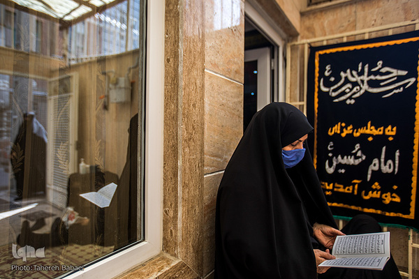 خانم‌ها به دلیل رعایت پروتکل‌های بهداشتی در حیاط نشسته‌اند.