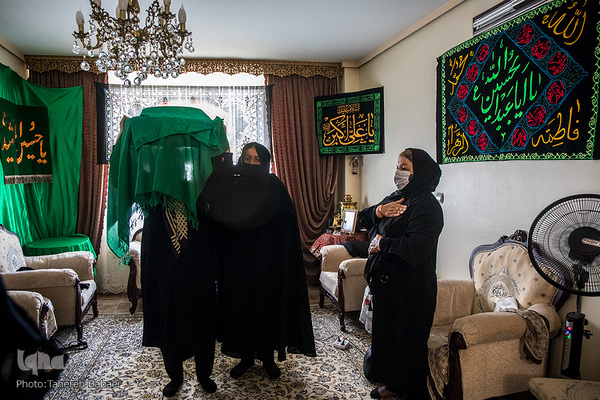 ایران رازدشت حدود ۶۵ سال سن دارد و بیش از ۴۰ سال است که روضه خانگی را برگزار می کند.
او هرسال در دهه سوم محرم به مدت ده روز روضه خانگی برگزار می‌کند.
طی این دوسال هم با وجود کرونا دست از اعتقادش برنداشت و با رعایت پروتکل های بهداشتی نذر خود را ادا کرد. 
مراسم طشت گذاری هم یکی از بخش‌هایی است که هرساله در حاشیه مراسمش برگزار می‌کند.
