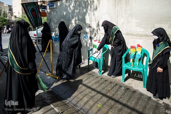  کوچه منفرد عادل میدان قیام درست میان شلوغی‌های پایتخت ایام محرم حال و هوای خاصی دارد. کوچه‌ای که بیش از ۹۰ سال دهه اول محرم، میزبان عزاداران ابا عبدالله(ع) است. روضه ای که حالا و به دلیل شیوع ویروس کرونا با رعایت دستورالعمل‌های بهداشتی به روی عاشقان حسین(ع) باز است.
