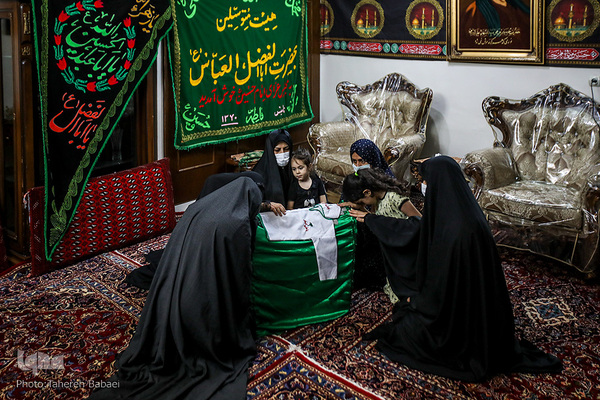  در گذشته جمعیت بسیار زیادی از بانوان میهمان این مراسم بودند، اما طی دو سال و با شیوع ویروس کرونا، این مراسم به صورت خانوادگی برگزار می‌شود