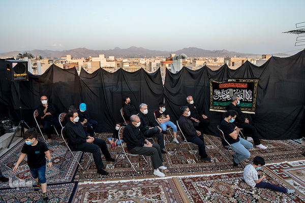 اهالی ساختمان ۲۳ خیابان ایران سه سال است که در فضای باز ساختمان مراسم سوگواری امام حسین(ع) برگزار می‌کنند.