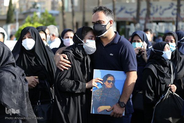 تشییع پیکر مطهره مدافع سلامت شهیده «زهرا ترابی» در شیراز
