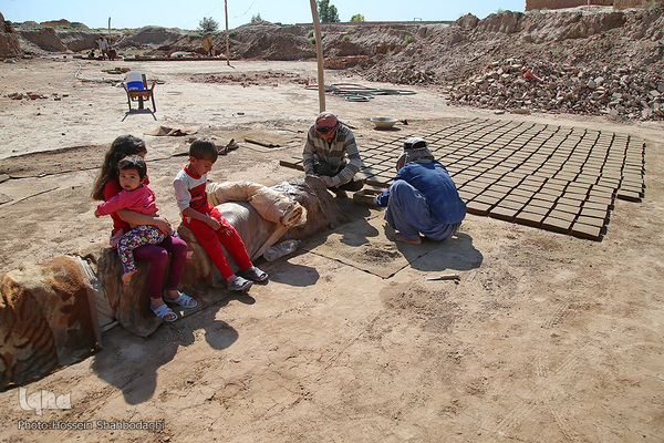 تلاش کارگران برای کسب رزق حلال در کوره آجرپزی قم