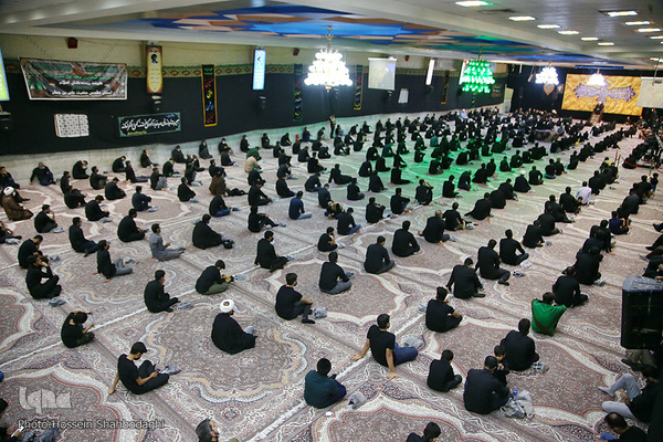 مراسم عزاداری شب پنجم محرم با حضور عزاداران و سوگواران اباعبدالله الحسین (ع) در گلزار شهدای علی بن جعفر(ع) قم