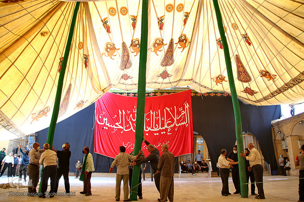 برافراشتن خیمه ۱۰۰ساله عزاداری محرم هیات چهل اختران قم در صحن امامزاده موسی مبرقع فرزند امام جواد(ع) 