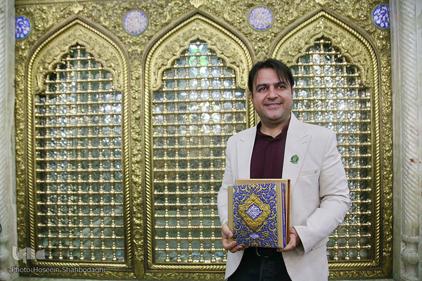 مراسم رونمایی از کتاب «خواهر خورشید» شامل عکس‌هایی نفیس از حرم مطهر حضرت معصومه(س) به قلم دوربین امیر حسامی‌نژاد، هنرمند عکاس قمی 