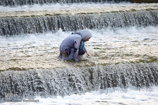 شادی کودکانه در رودخانه قم