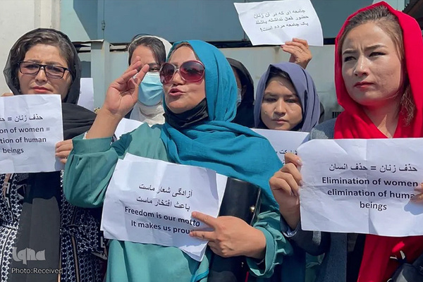 تظاهرات زنان افغانستان در اعتراض به سلب حق تحصیل و اشتغال در کابل