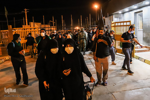 ازدحام زائرین اربعین در پشت مرز بسته شلمچه