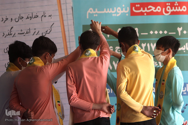 مراسم نمادین نواختن زنگ «شور عاطفه ها» در دبیرستان دخترانه شهید «محمدباقر صدر» منطقه ۱۱آموزش و پرورش تهران