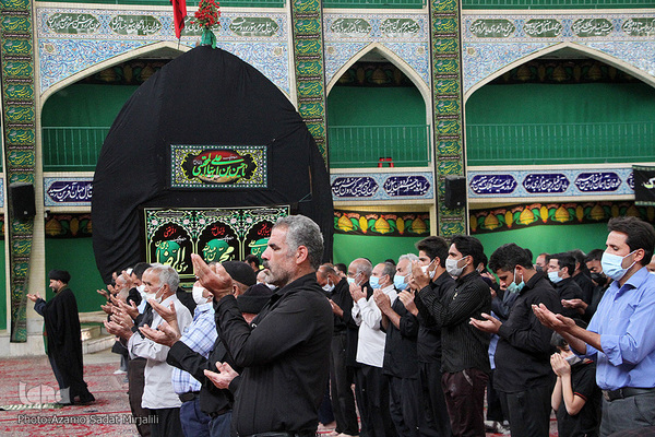 مراسم عزاداری سنتی ونخل گردانی در حسینه قائم آل محمد(عج) روستای خویدک یزد، در سالروز رحلت پیامبر گرامی اسلام(ص) و شهادت امام حسن مجتبی(ع)