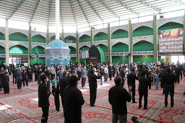 مراسم عزاداری سنتی ونخل گردانی در حسینه قائم آل محمد(عج) روستای خویدک یزد، در سالروز رحلت پیامبر گرامی اسلام(ص) و شهادت امام حسن مجتبی(ع)