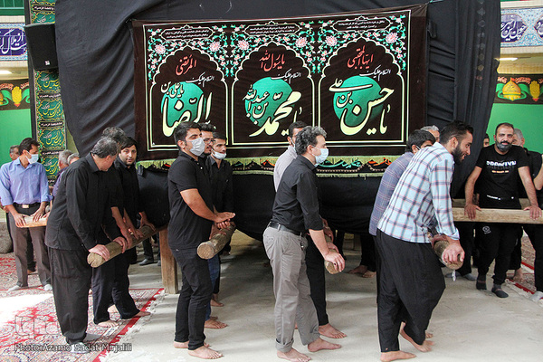 مراسم عزاداری سنتی ونخل گردانی در حسینه قائم آل محمد(عج) روستای خویدک یزد، در سالروز رحلت پیامبر گرامی اسلام(ص) و شهادت امام حسن مجتبی(ع)