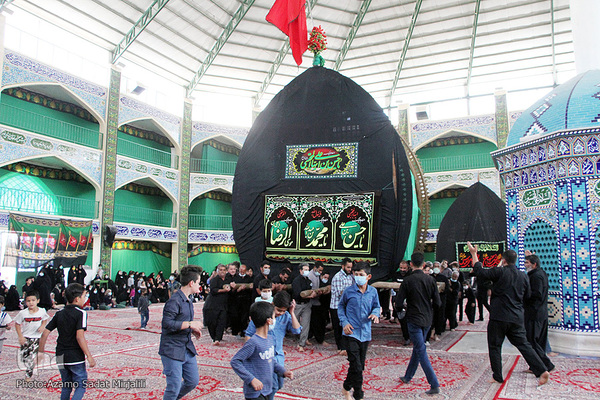 مراسم عزاداری سنتی ونخل گردانی در حسینه قائم آل محمد(عج) روستای خویدک یزد، در سالروز رحلت پیامبر گرامی اسلام(ص) و شهادت امام حسن مجتبی(ع)