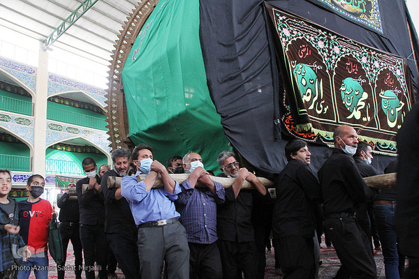 مراسم عزاداری سنتی ونخل گردانی در حسینه قائم آل محمد(عج) روستای خویدک یزد، در سالروز رحلت پیامبر گرامی اسلام(ص) و شهادت امام حسن مجتبی(ع)