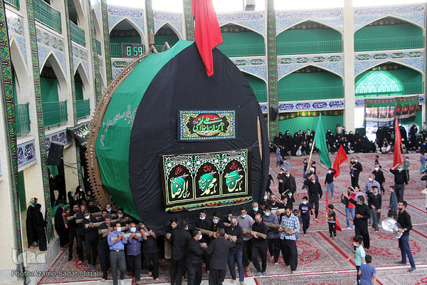 مراسم عزاداری سنتی ونخل گردانی در حسینه قائم آل محمد(عج) روستای خویدک یزد، در سالروز رحلت پیامبر گرامی اسلام(ص) و شهادت امام حسن مجتبی(ع)