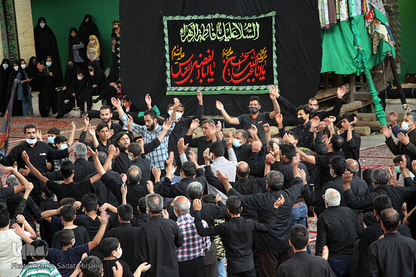 مراسم عزاداری سنتی ونخل گردانی در حسینه قائم آل محمد(عج) روستای خویدک یزد، در سالروز رحلت پیامبر گرامی اسلام(ص) و شهادت امام حسن مجتبی(ع)