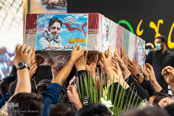 مراسم تشییع پیکر پاک شهید مدافع حرم «هادی شریفی» در بقعه امامزاده ابراهیم ملارد