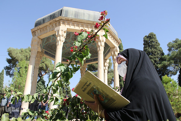 گلباران آرامگاه خواجه اهل راز در روز «حافظ»