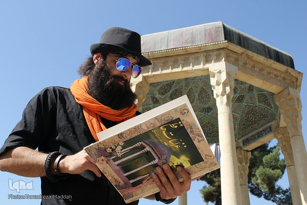 گلباران آرامگاه خواجه اهل راز در روز «حافظ»