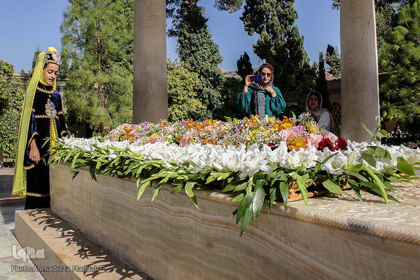گلباران آرامگاه خواجه اهل راز در روز «حافظ»