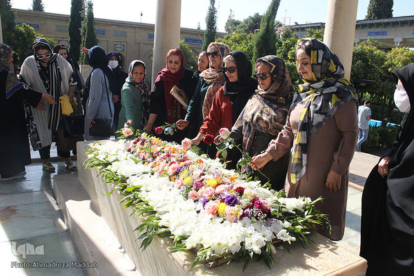 گلباران آرامگاه خواجه اهل راز در روز «حافظ»