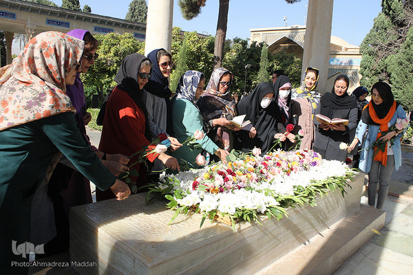 گلباران آرامگاه خواجه اهل راز در روز «حافظ»