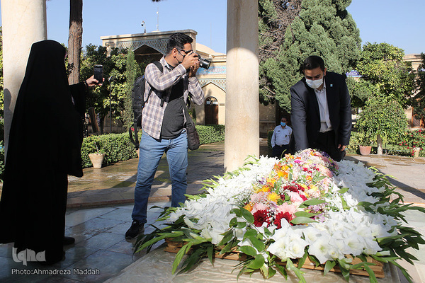 گلباران آرامگاه خواجه اهل راز در روز «حافظ»