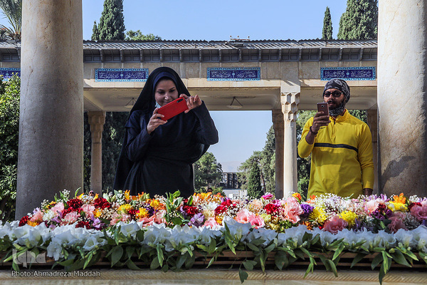 گلباران آرامگاه خواجه اهل راز در روز «حافظ»
