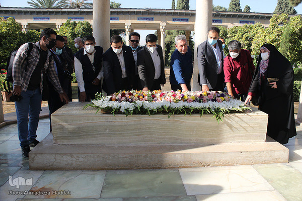 گلباران آرامگاه خواجه اهل راز در روز «حافظ»