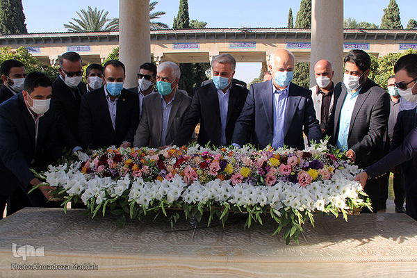 گلباران آرامگاه خواجه اهل راز در روز «حافظ»