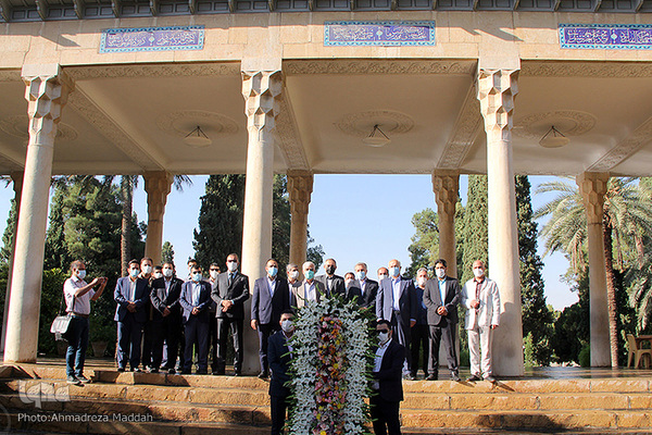 گلباران آرامگاه خواجه اهل راز در روز «حافظ»