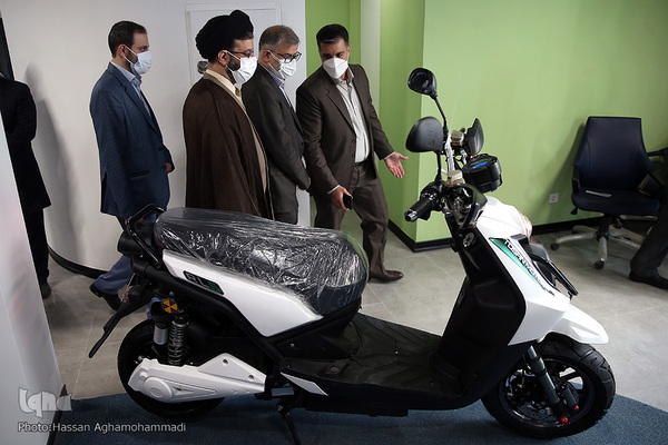 بازدید مجتبی عبداللهی، مدیر کل اوقاف و امور خیریه استان تهران از نمایشگاه دستاوردهای نهاد وقف