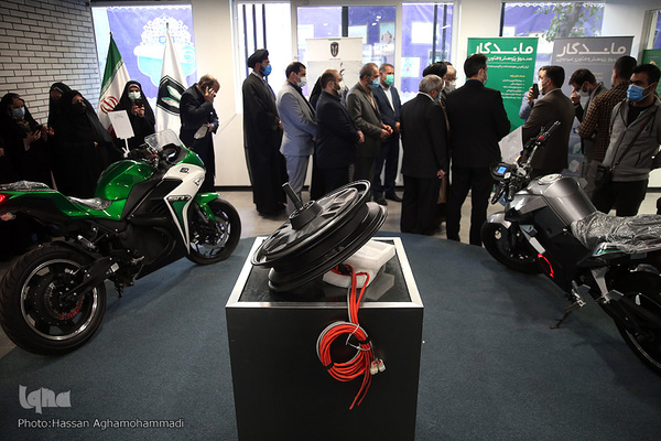 بازدید مجتبی عبداللهی، مدیر کل اوقاف و امور خیریه استان تهران از نمایشگاه دستاوردهای نهاد وقف