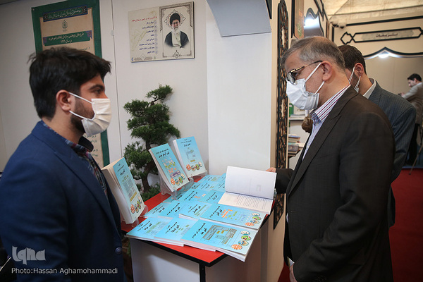 بازدید مجتبی عبداللهی، مدیر کل اوقاف و امور خیریه استان تهران از نمایشگاه دستاوردهای نهاد وقف