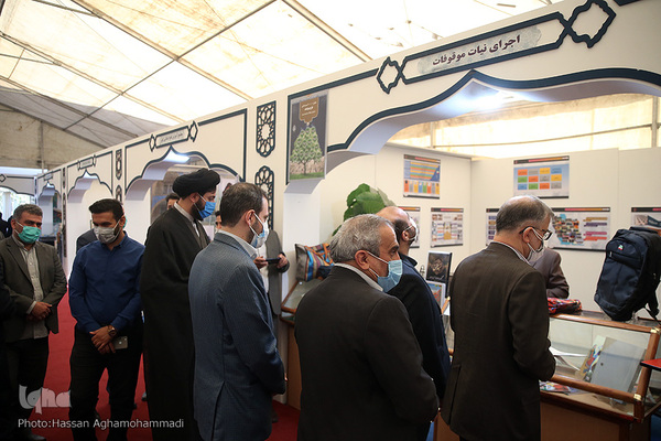 بازدید مجتبی عبداللهی، مدیر کل اوقاف و امور خیریه استان تهران از نمایشگاه دستاوردهای نهاد وقف