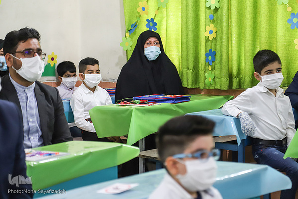 مرسم نواختن زنگ قرآن دانش آموزان پایه اول  خوزستانی در دبستان آیت‌الله بهبهانی اهواز
