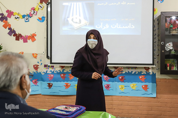 مرسم نواختن زنگ قرآن دانش آموزان پایه اول  خوزستانی در دبستان آیت‌الله بهبهانی اهواز