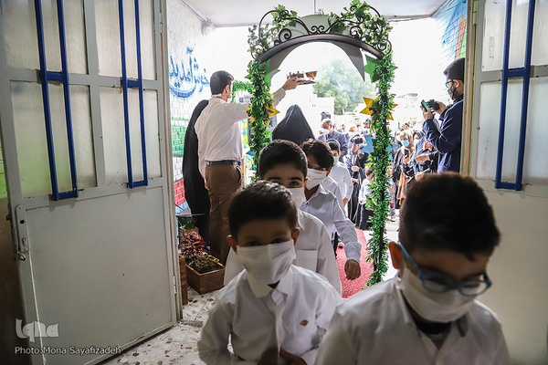 مرسم نواختن زنگ قرآن دانش آموزان پایه اول  خوزستانی در دبستان آیت‌الله بهبهانی اهواز