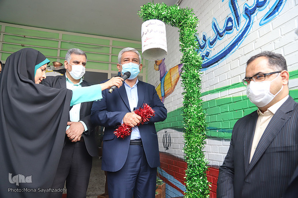 مرسم نواختن زنگ قرآن دانش آموزان پایه اول  خوزستانی در دبستان آیت‌الله بهبهانی اهواز