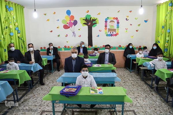 مرسم نواختن زنگ قرآن دانش آموزان پایه اول  خوزستانی در دبستان آیت‌الله بهبهانی اهواز