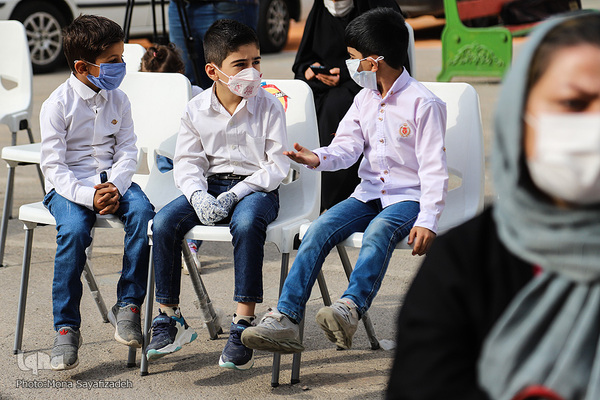 مرسم نواختن زنگ قرآن دانش آموزان پایه اول  خوزستانی در دبستان آیت‌الله بهبهانی اهواز