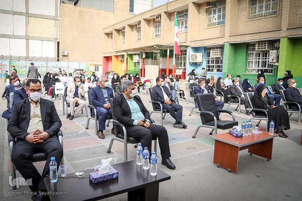 مرسم نواختن زنگ قرآن دانش آموزان پایه اول  خوزستانی در دبستان آیت‌الله بهبهانی اهواز
