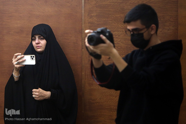 نشست تخصصی و گفتگو پیرامون کتاب"تنها گریه کن" روایت زندگی اشرف سادات منتظری، مادر شهید محمد معماریان