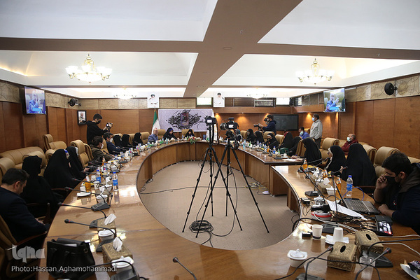 نشست تخصصی و گفتگو پیرامون کتاب"تنها گریه کن" روایت زندگی اشرف سادات منتظری، مادر شهید محمد معماریان